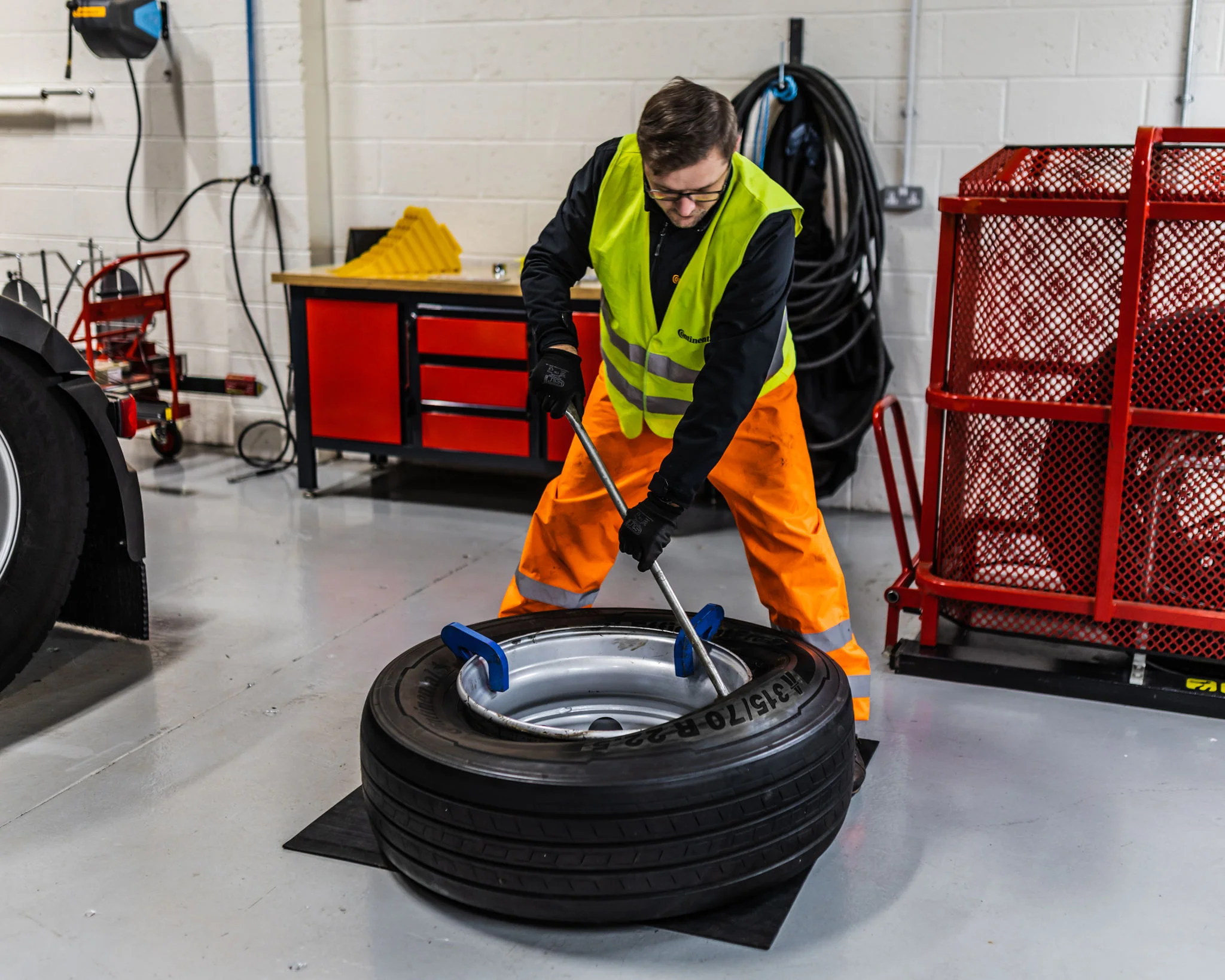 Signs Your Truck Tyres Need Immediate Professional Repair
